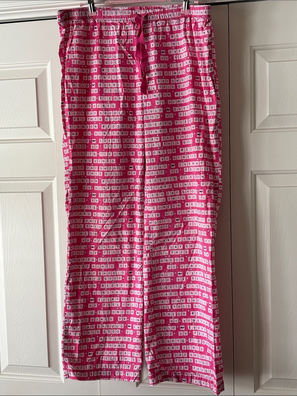 Vineyard Vines Pink and White Word-Print Lounge Pants #EDSFTG